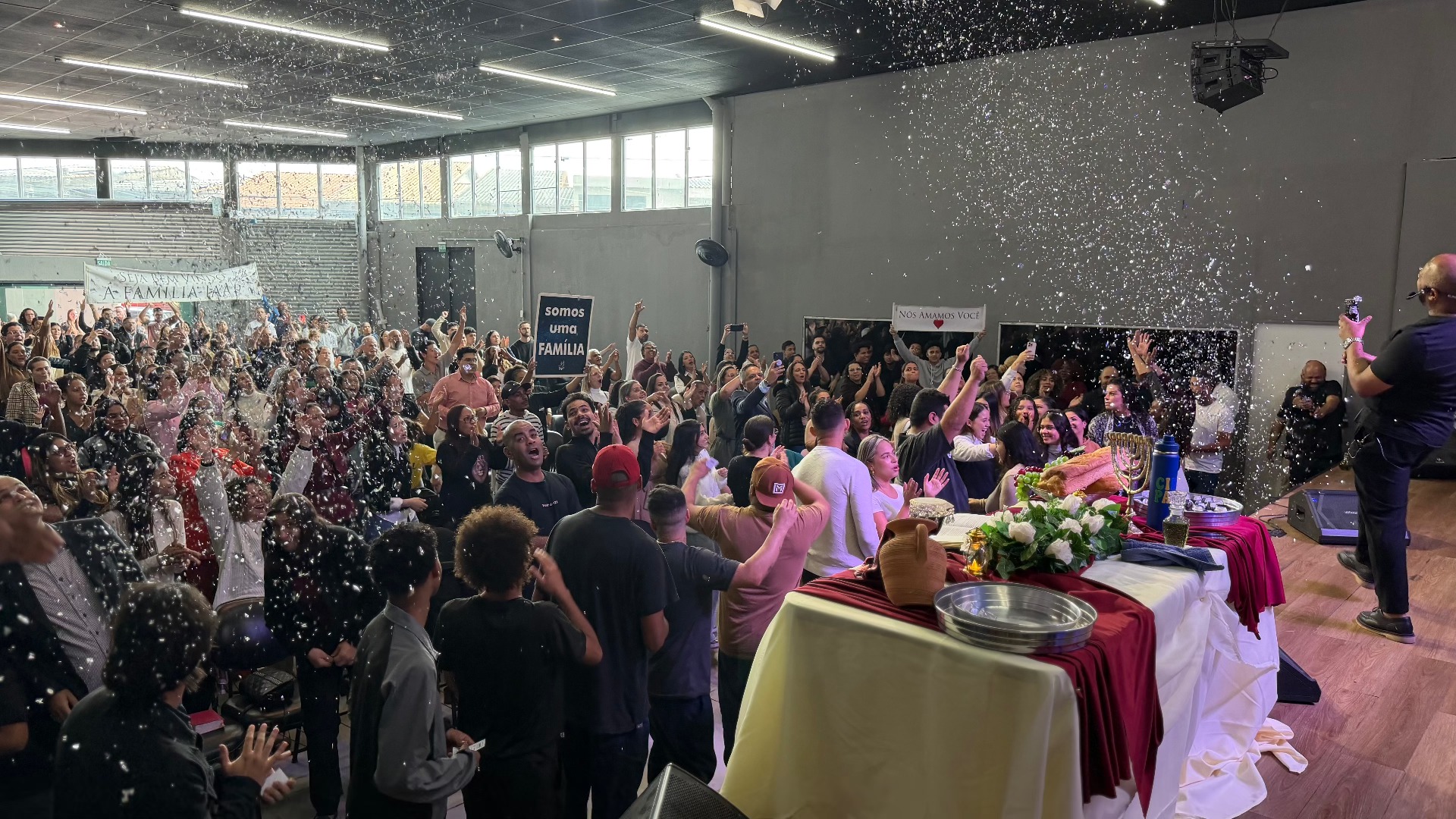 Celebração com confetes na IAAP Itaquera